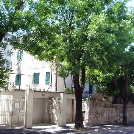 Guest house Guest House With Garden - Zuvan