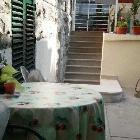 Guest house Guest House With Garden - Zuvan 3*