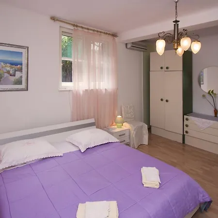 Guest House With Garden - Zuvan