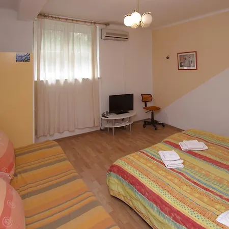 Guest House With Garden - Zuvan Guest house Split