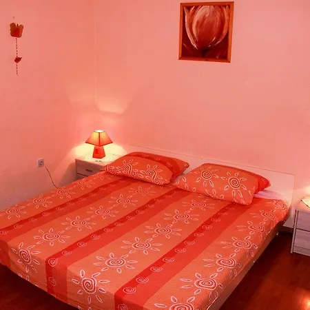 Guest House With Garden - Zuvan