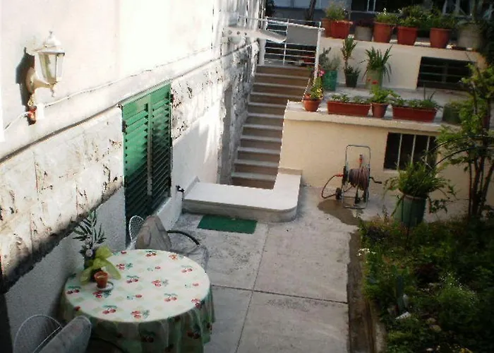 Pensjonat With Garden - Zuvan