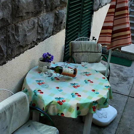 With Garden - Zuvan بيت ضيافة سبليت